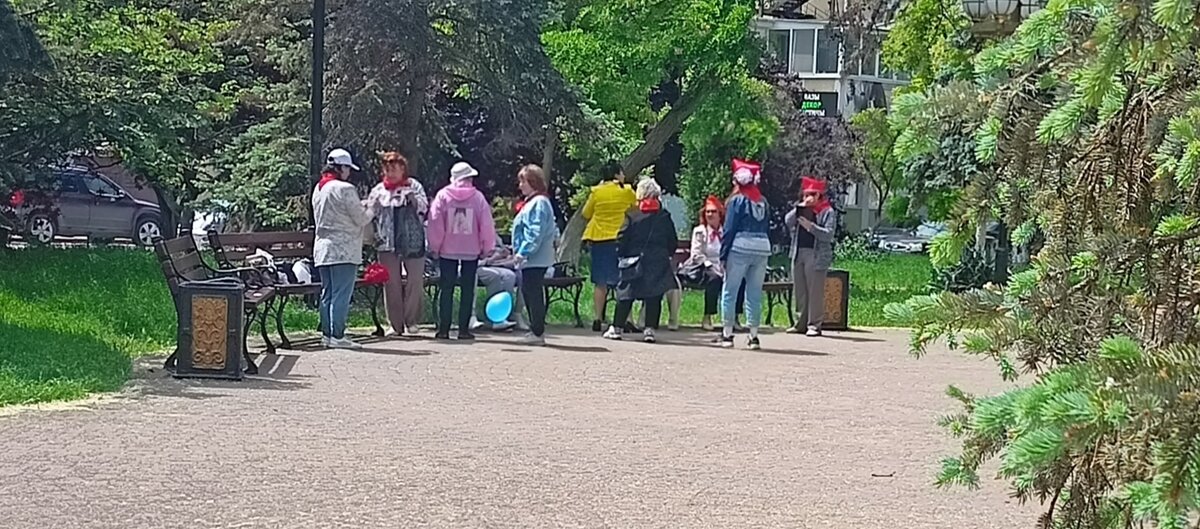 Керченские пионерки у памятника пионеру Володе Дубину.