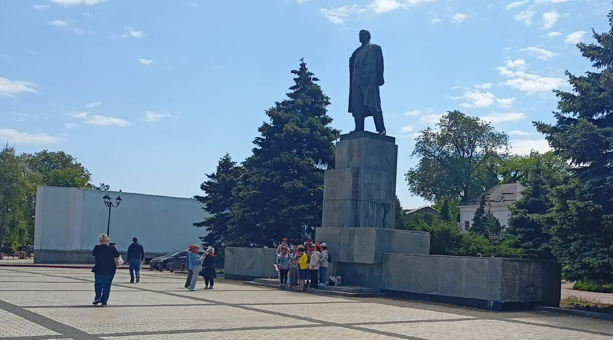 Керченские пионерки у памятника Ленину.