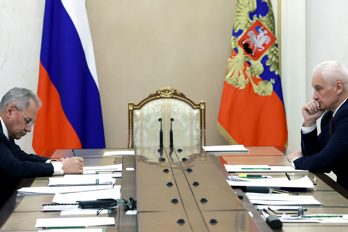 15 мая 2024 С.Шойгу и А.Белоусов ждут президента В.Путина. Фото Вячеслав Прокофьев/Риа Новости