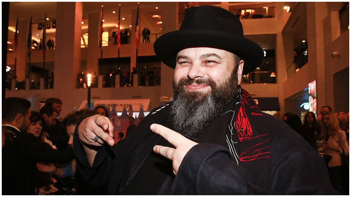 Вся семья Максима Фадеева занималась творчеством. Его дедушка был поэтом, мама – певицей, отец – композитором. В детстве родителям приходилось заставлять непоседливого мальчишку заниматься музыкой, однако эта внеурочная деятельность для него была сплошным наказанием.