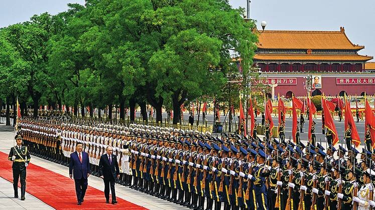    СЕРГЕЙБОБЫЛЕВ//POOL/ТАСС Путин и Си прошли вдоль почетного караула, своей численностью напоминавшего небольшую армию