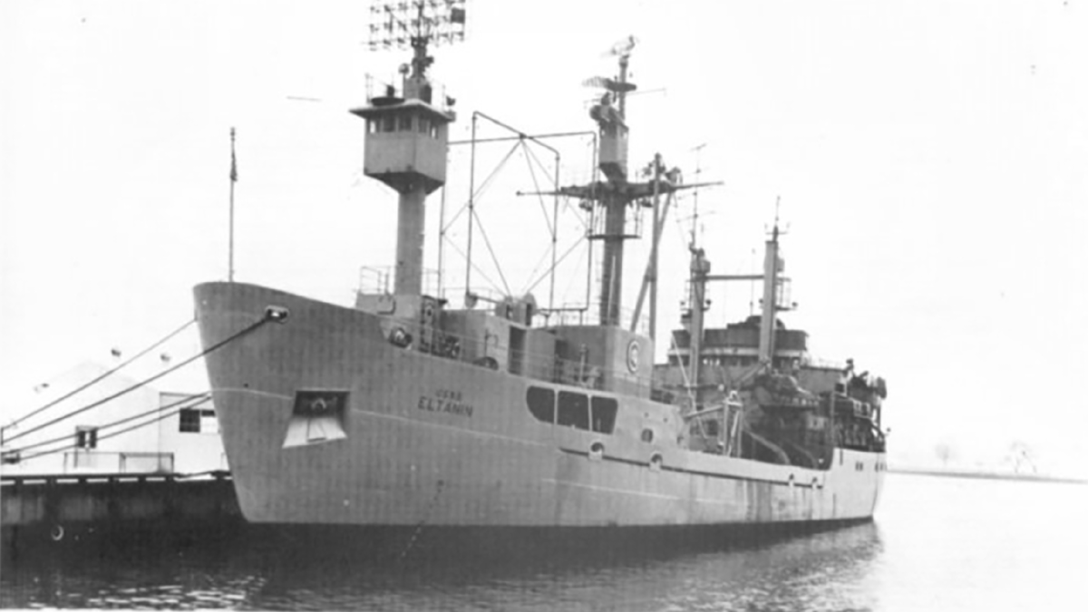 "Элтанин" (Т-АГОР-8), пирс, дата и место неизвестны. Фотография ВМС США из DANFS. Источник: wikidata.org