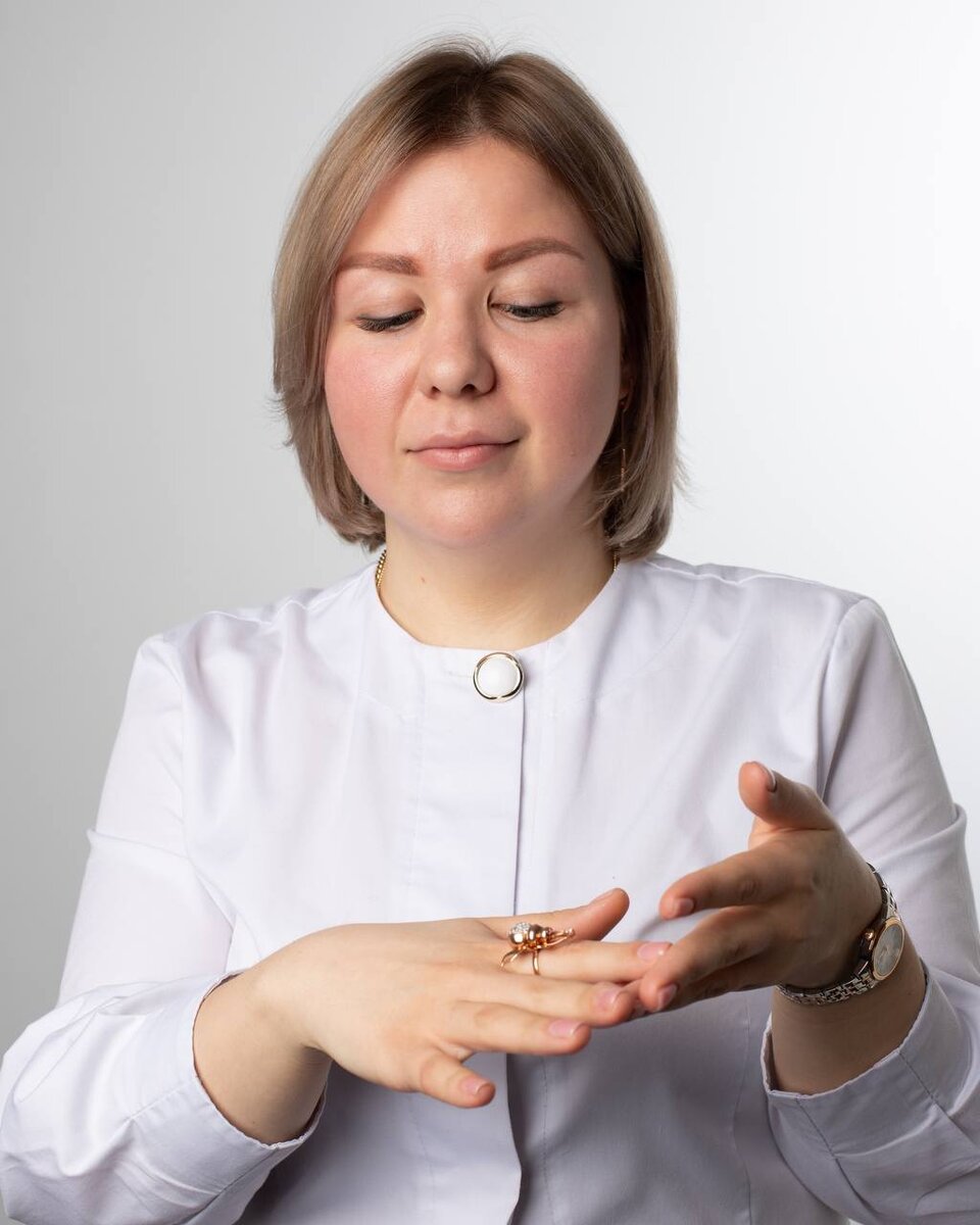 Еще во время учебы в университете сестра подарила мне такое оригинальное кольцо, которое я долгое время никуда не носила. Знаковое кольцо, получается - стала инфекционистом)