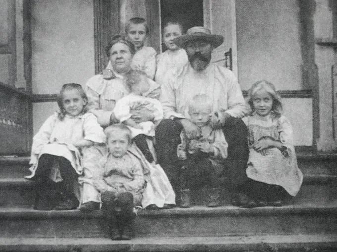 М. А. Булгаков с семьёй (слева в верхнем ряду) 1902 год