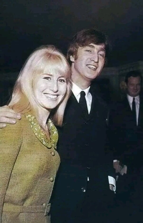 Когда Джон Леннон встретил Йоко Оно в 1966 году, он влюбился по уши. От первой жены Синтии он ушел сразу.  Синтия осталась одна с сыном Джулианом, которому тогда было всего пять лет.