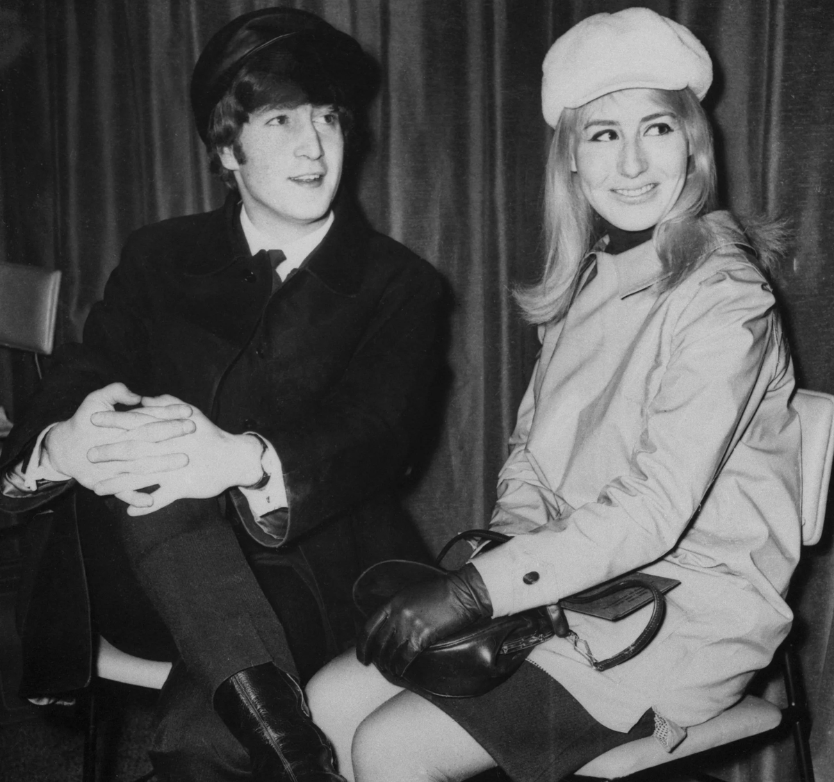 Когда Джон Леннон встретил Йоко Оно в 1966 году, он влюбился по уши. От первой жены Синтии он ушел сразу.  Синтия осталась одна с сыном Джулианом, которому тогда было всего пять лет.-2
