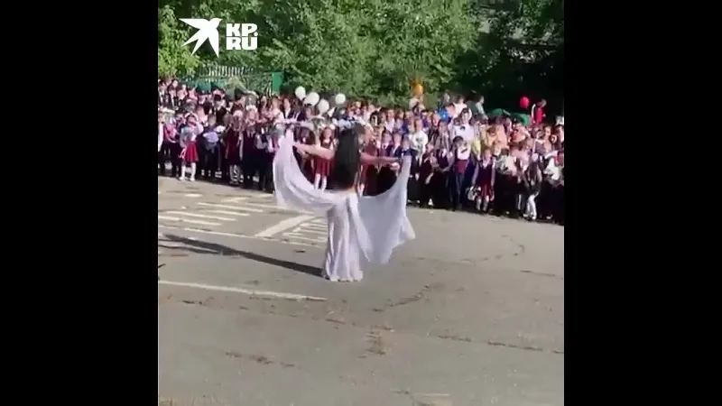 Восточные танцы. Когда "по-другому". Школьная линейка в Хабаровске: "А че такого-то?!"