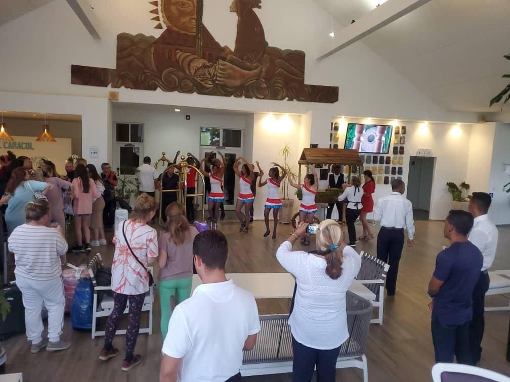 Встреча первых туристов из России в Hotel Caracol.