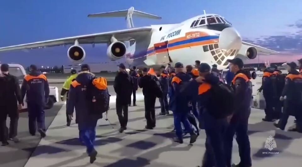    Спасатели отправляются на поиски в Иран. Источник: кадр видео МЧС России