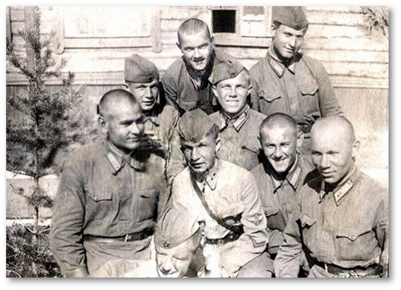 Читинская авиационная школа пилотов. А.П. Маресьев слева в первом ряду. 1939 г.