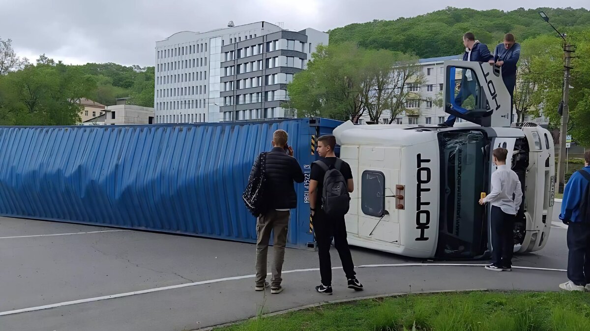 Завалился на бок и перегородил все: серьезное ДТП с большегрузом в Находке  — видео | Восток-Медиа | Дзен