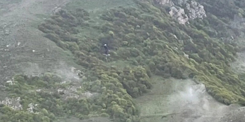 В центре снимка останки вертолёта.  фото: картинки  яндекса.