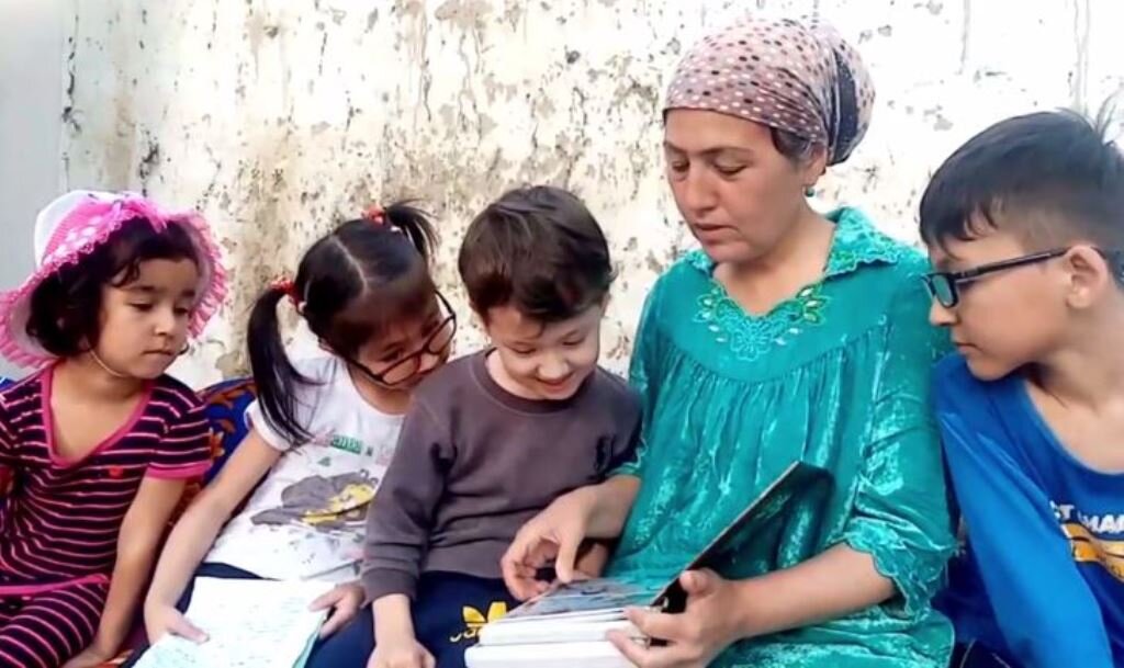 Мархабо Туйчиева с внуками Фото: Asia-Plus