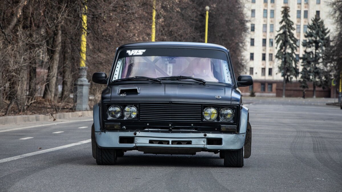    Здесь все серьезно и по правилам. Этот ВАЗ-2106 не может ездить по городским улицам — его можно транспортировать только на жесткой сцепке и использовать для участия в соревнованиях.