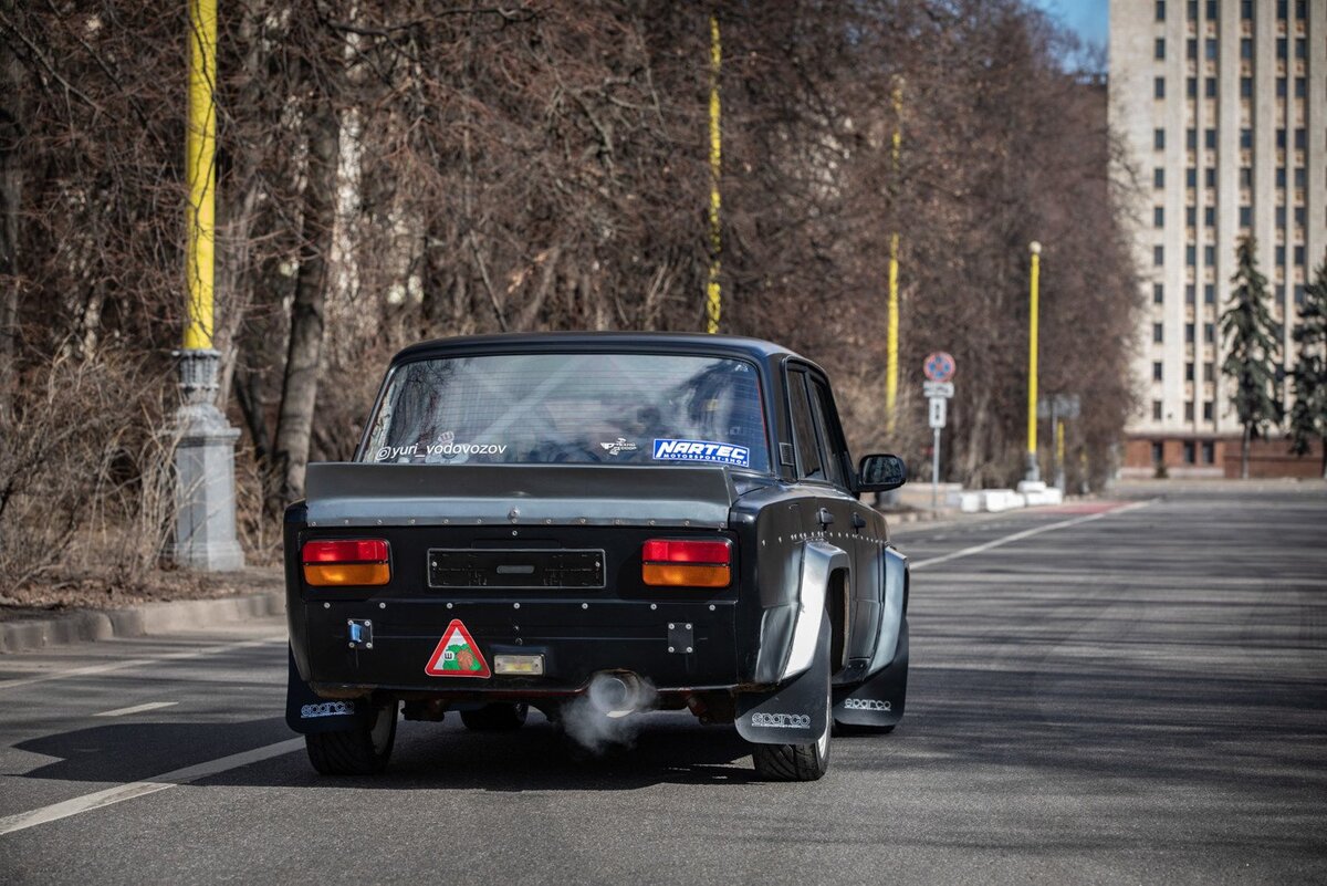    Кузов 1996 года выпуска был не в лучшем состоянии. Поэтому было приобретено все новое навесное оснащение. А еще владелец дал волю своей фантазии, и на автомобиль приварили заднюю панель (соответственно, вместе с задними фонарями) от ВАЗ-2103. Так что теперь машина выглядит сзади как 2103, а не как 2106.