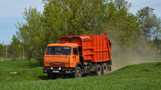 Мусоровоз МКМ-4605 на шасси КамАЗ-53215R (В 518 ОС 122). / KAMAZ garbage truck.