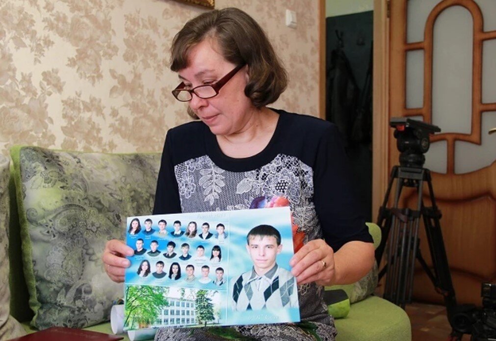 Рассматривая фотографии сына, мама вспоминает, каким добрым он был
