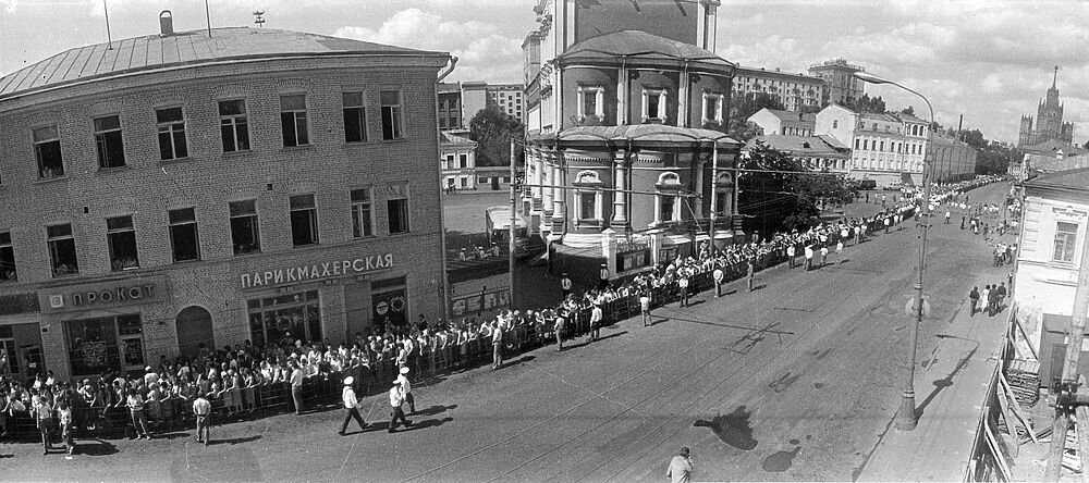 Бесконечная очередь к театру на Таганке в день прощания с Высоцким. https://i.imgur.com/VVxIKTT.jpg