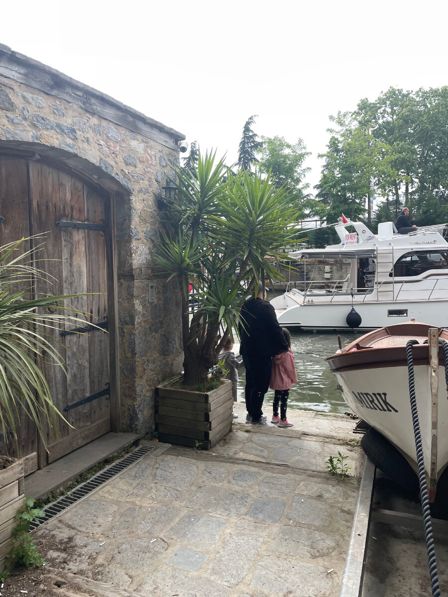 Вид на ручей и лодки. Если внимательно посмотреть на фото, можно заметить, что не очень то чисто