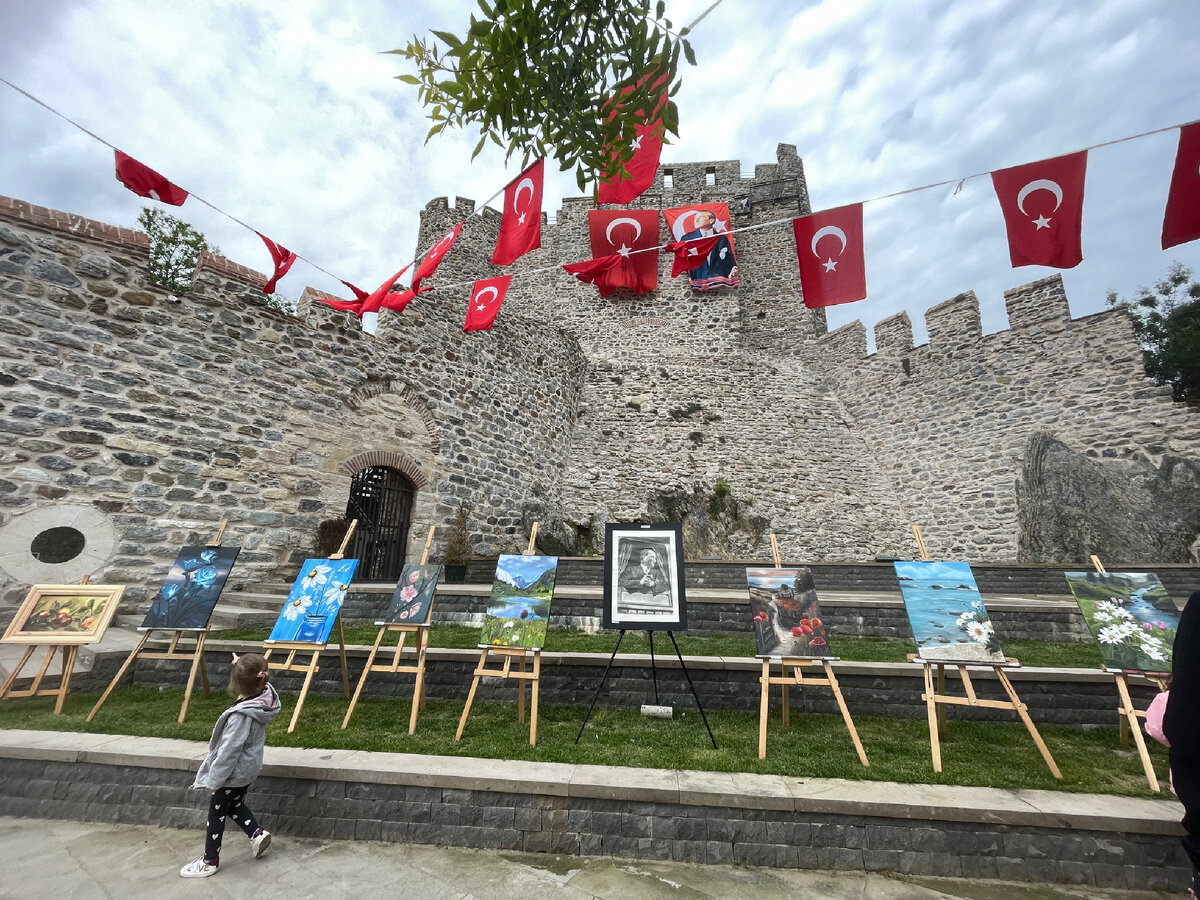 Возле стен крепости нами была обнаружена небольшая выставка 