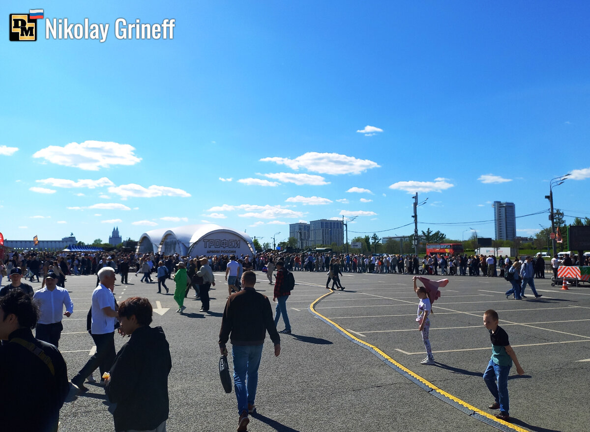Как ни странно, между входом в метро, где собралась огромная толпа, и собственно выставкой есть пустое пространство. В кадр попала и последняя треть очереди