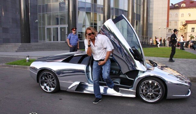 на фото Григорий со своим автомобилем
