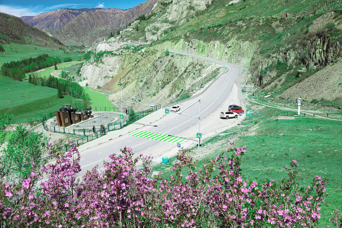 Чуйский тракт в районе Белого Бома. Фото Алексея Саламатова