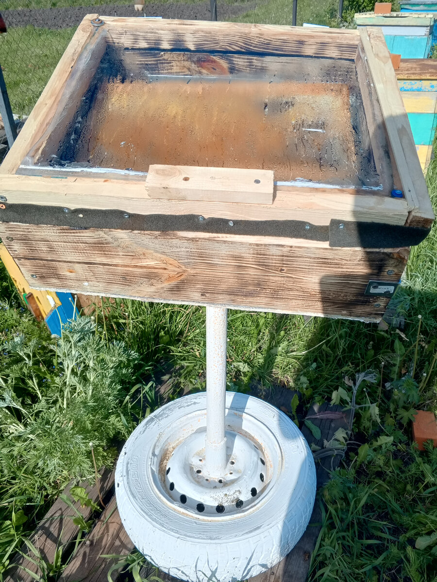 Воскотопка изготовлена из подручных средств за исключением арматуры под рамку дадан купленную за 800 рублей.