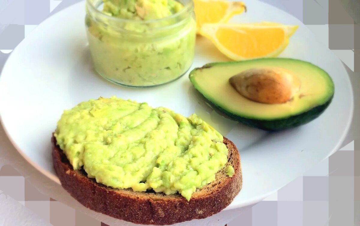 Авокадо для приготовления намазки выбирам тёмно-зеленого цвета и слегка мягкое.