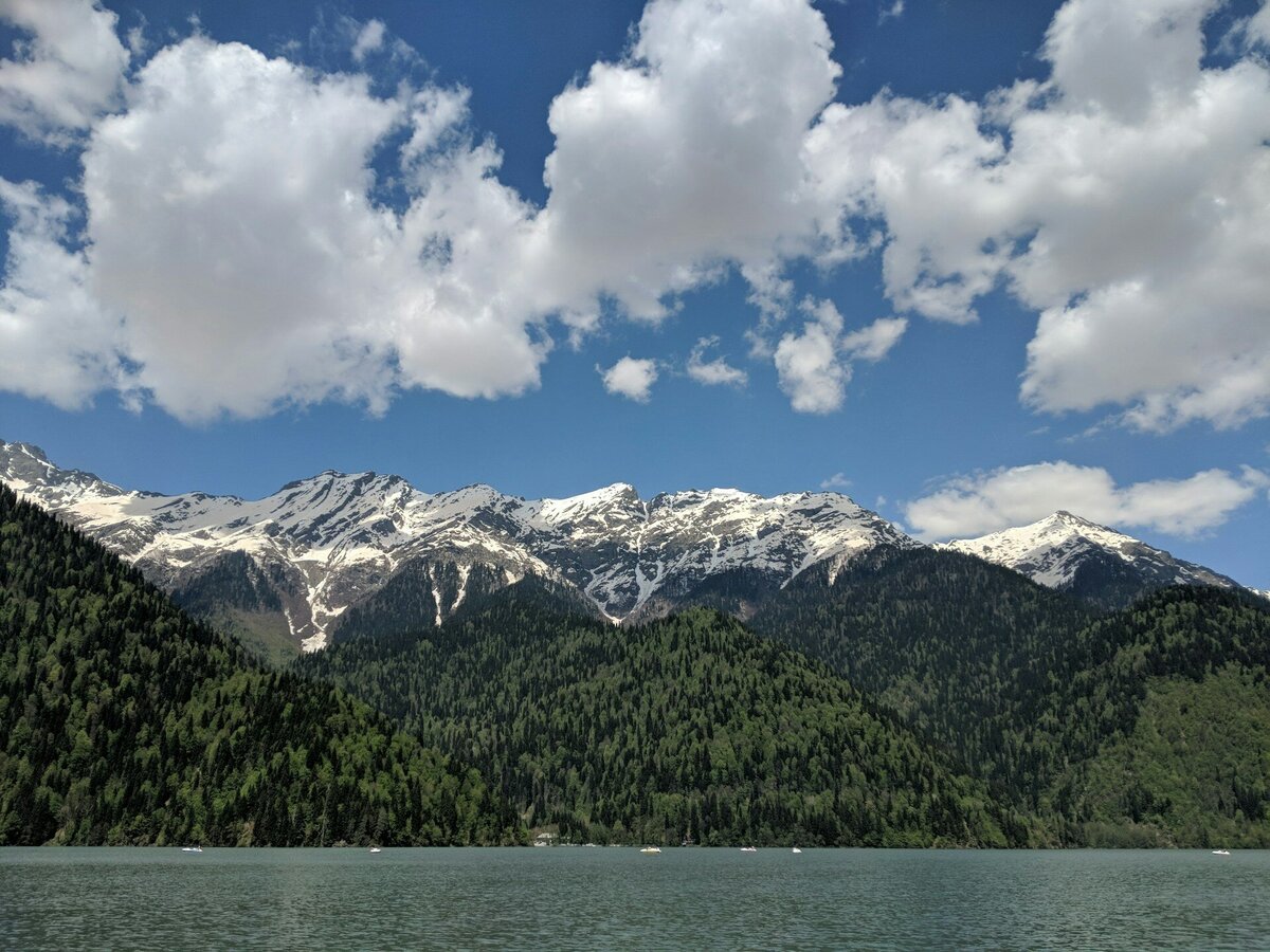Озеро Рица находится к востоку от Гагрского хребта на высоте 950 м, а горы, которые его окружают, достигают в высоту 3200 м. В озере водится форель. Фото: Igor Solkin / Unsplash