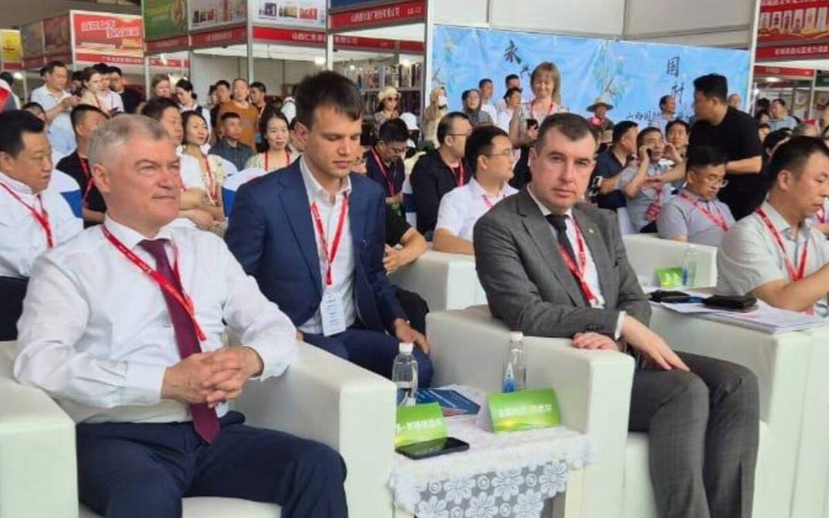    Фото дня: позы воронежской делегации на международной выставке в Китае Фото: телеграм-канал Данила Кустова