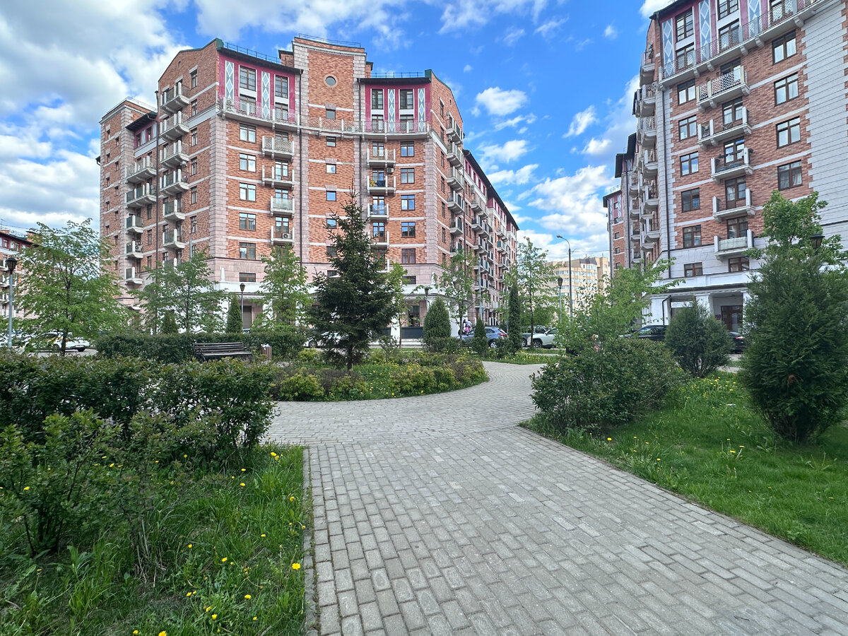 Вид на дом со стороны прогулочного бульвара. 
