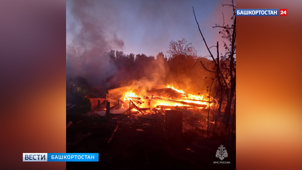    Под Уфой в СНТ сгорело сразу два дома и столько же бань: погиб мужчина