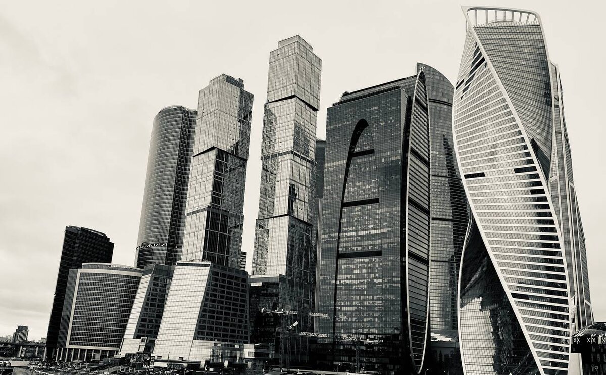          Провела сегодня внеплановую психологическую  консультацию. Двухчасовую. Онлайн (клиентка из региона).       Запрос был такой: 
«Хочу переехать в Москву или Санкт -Петербург, остаться в той же профессиональной сфере. С чего начать? Какие шаги предпринять»
Клиент - успешная женщина, 35+. 
       После консультации решила вам написать. Поделиться, так сказать, гигиеническими правилами того, что делать, если присутствуют подобные мысли о «шагах». Или «переезд» не нужен, а хочется «карьерного роста».  
        Перечислю пару - тройку вопросов, которые надо себе задать.  Это существенно продвинет вас в ваших мечтах и планах. 
    Итак #совет
 1. Почему я хочу переехать или  сделать шаг в карьере? Какие мотивы стоят за этим желанием? Очень непростой вопрос и редко человек честно на него себе отвечает. За этим может стоять как вторичная выгода, так и чужая мечта. 
 2. Какие преимущества и недостатки связаны с реализацией моего плана? Какие риски и возможности будут у меня?
 3. Когда я в последний раз сверял свою экспертность  с рынком? Что я знаю о последних тенденциях в своей отрасли? Насколько мои  теоретические знания и практические навыки далеки от лидерских позиций? 

     Повторю ещё раз - это база. 
     Это то, с чего надо начать разговор с самим собой, если принимаешь решение что-то изменить в жизни.  

