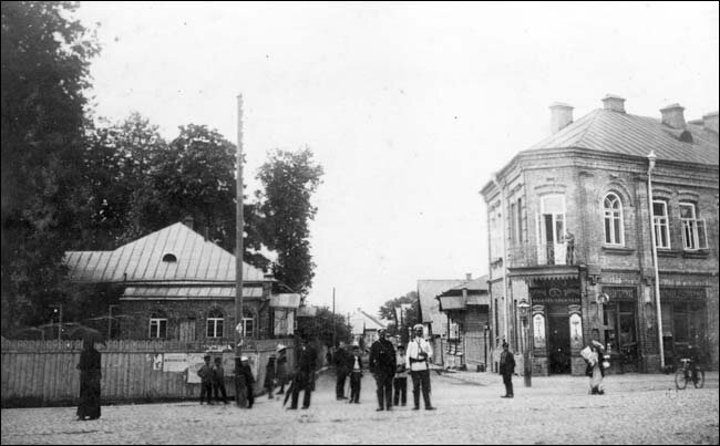 
Губернский Могилев (на переднем плане городовой). Источник https://www.radzima.org/ru/foto/8118.html