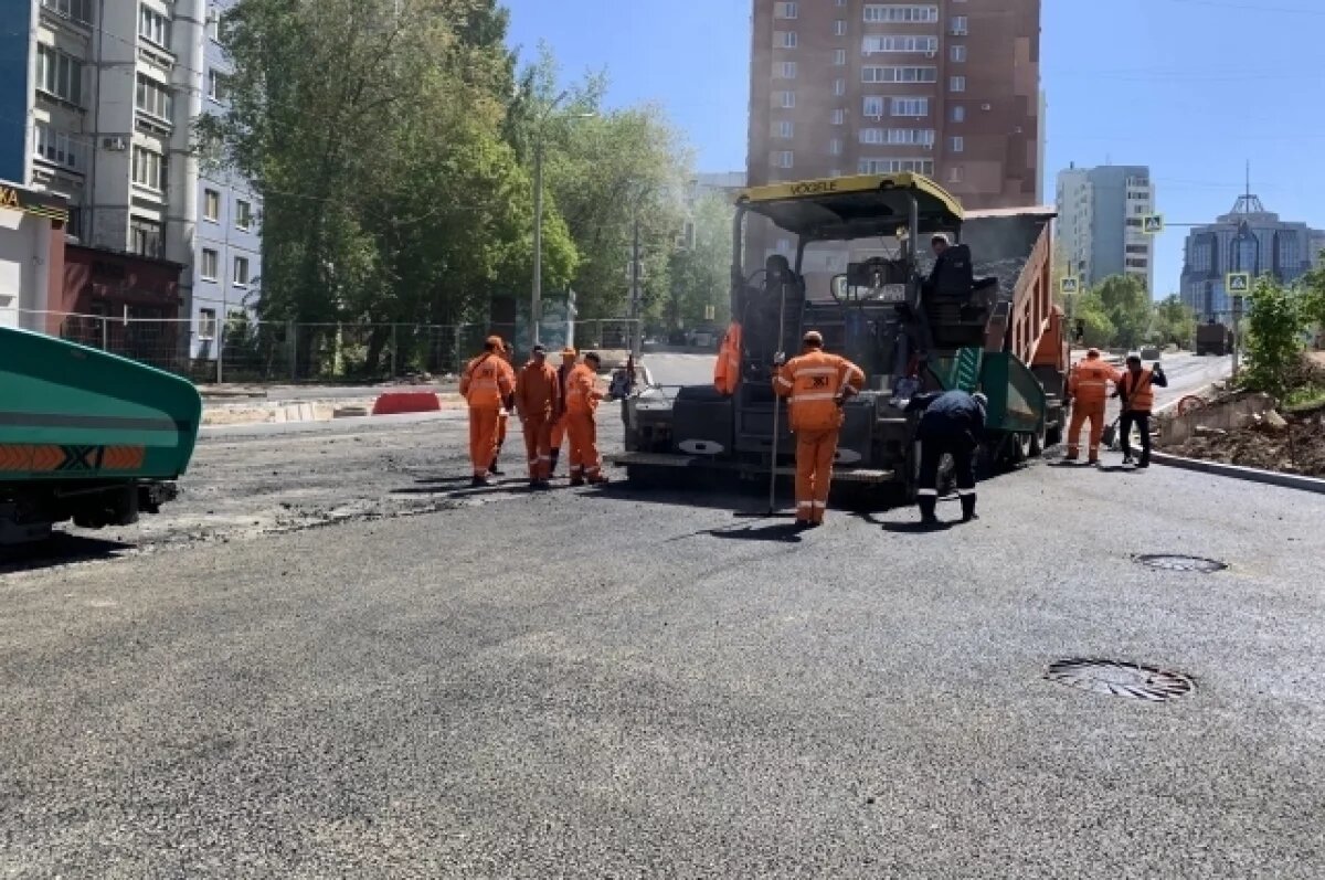    В Самаре на ул. XXII Партсъезда укладывается верхний слой асфальтобетона