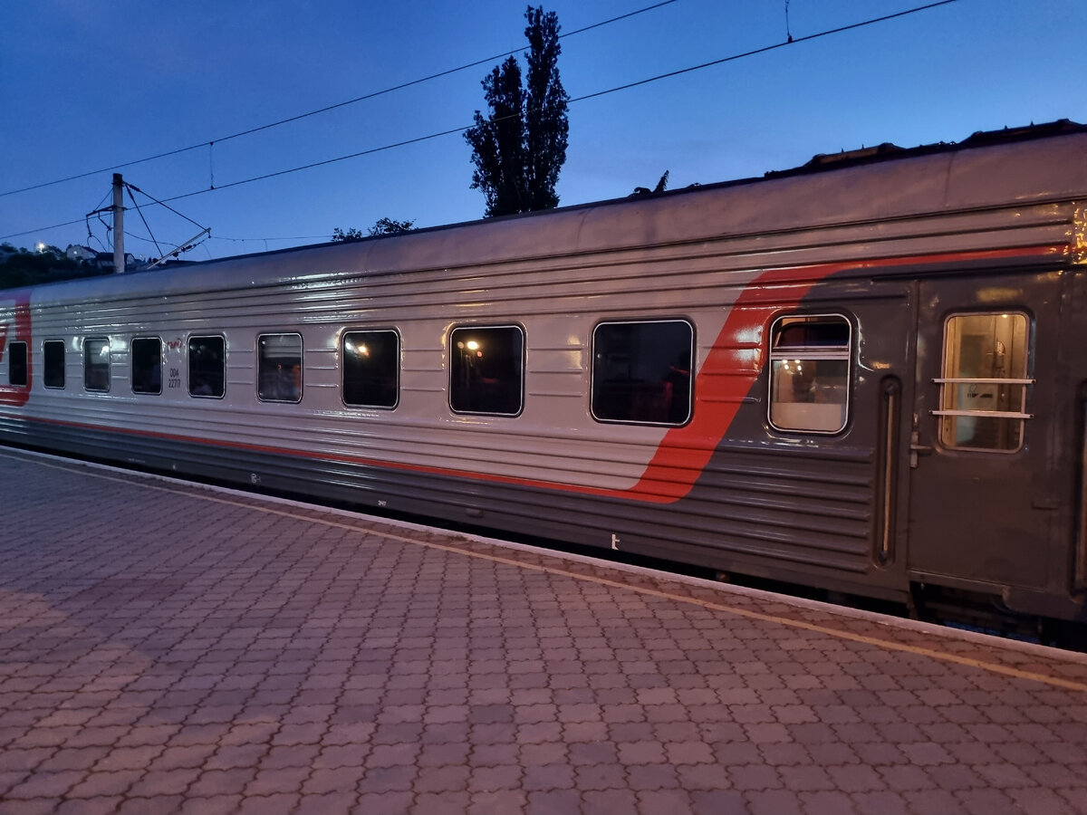 Как раз старый плацкартный  вагон в составе поезда 092