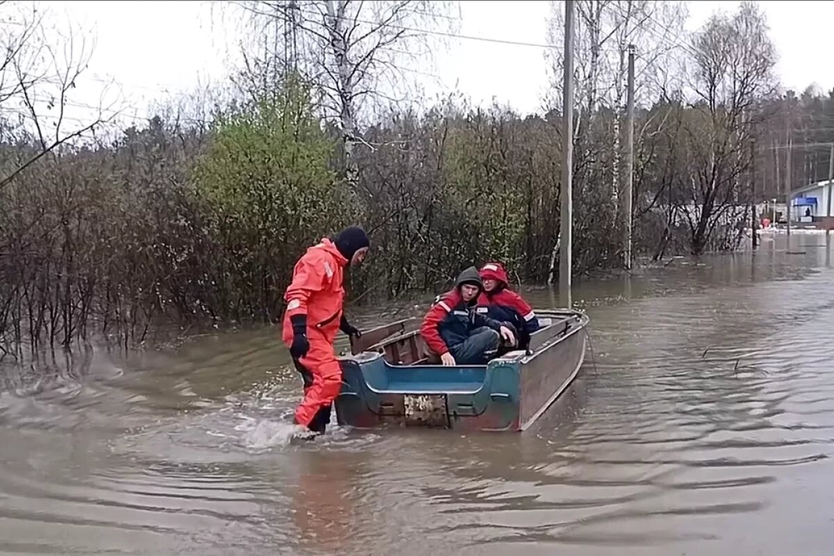    Жителям затопленного омского села доставили продовольствие и воду