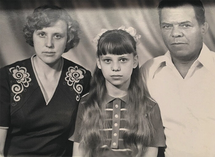  Маленькая Ира со своими родителями. / Фото: pikabu.ru