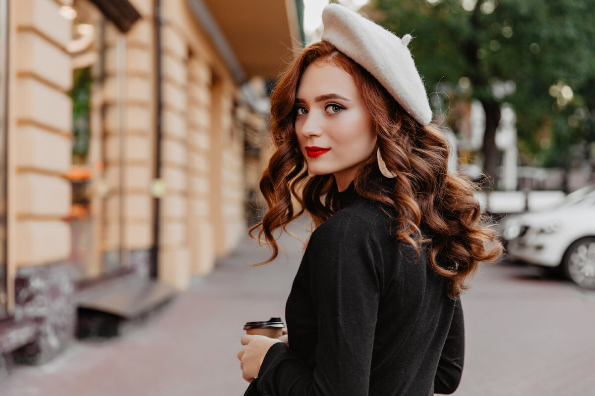 <a href="https://ru.freepik.com/free-photo/romantic-ginger-woman-french-beret-looking-back-outdoor-photo-adorable-brunette-girl-enjoying-autumn-day_12018106.htm#fromView=search&page=1&position=16&uuid=fbc11287-3925-4cb2-baf4-b3b14ea4c227">Изображение от lookstudio на Freepik</a>