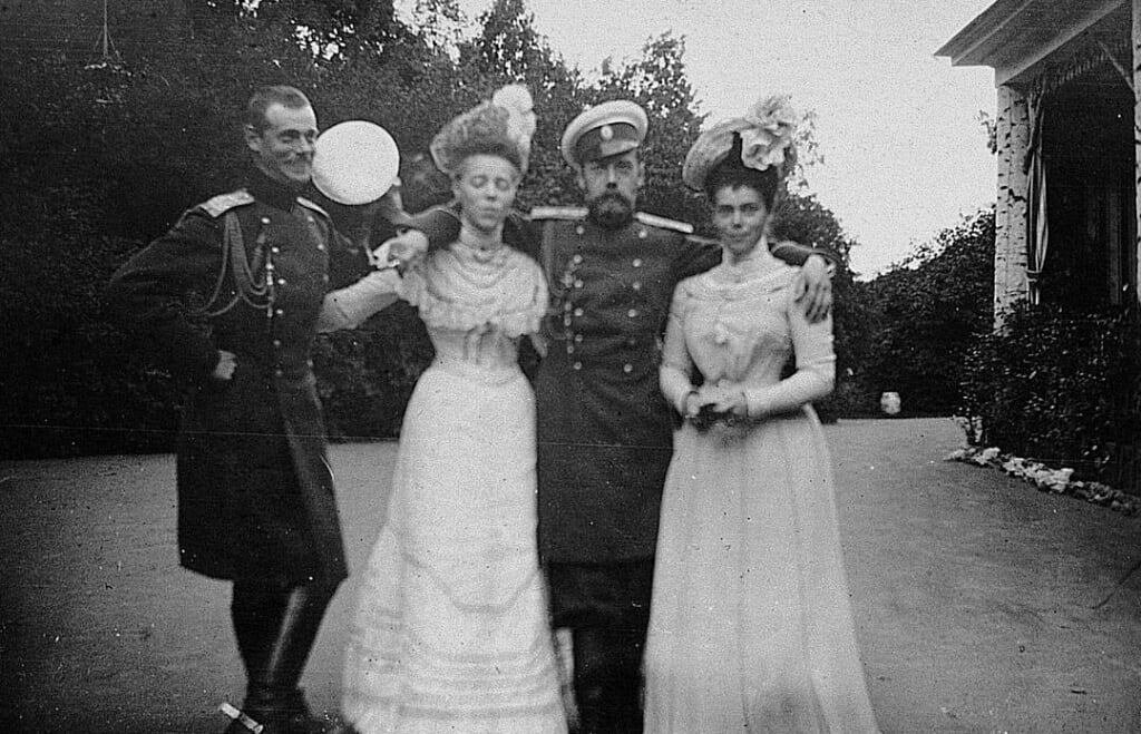 Великий князь Михаил Александрович, великая княгиня Ольга Александровна, император Николай II и великая княгиня Ксения Александровна