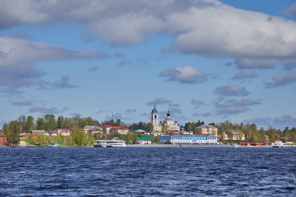 Вид с парома на Мышкин