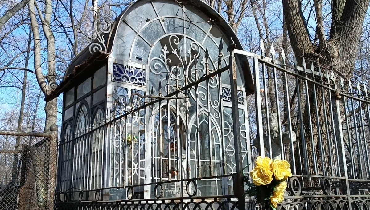 Склеп-беседка на Харьковской дорожке Большеохтинского (Георгиевского) кладбища