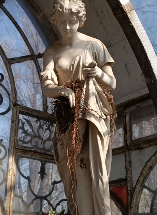 Есть на Большеохтинском кладбище Петербурга могила, обращающая на себя внимание всех, кто проходит по Харьковской дорожке этого некрополя.-2