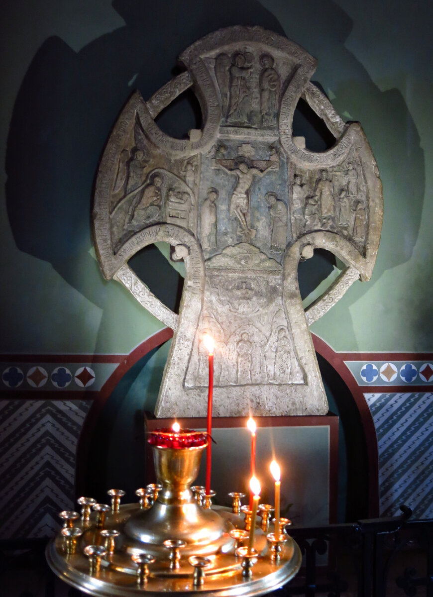 Алексеевский крест, Новгородский Софийский собор. 14 век. Представленные рельефы отображают краткую версию годичного цикла церковных праздников. Боковые сцены последовательно раскрывают смысловой центр креста, посвященный искупительной жертве Спасителя за все человечество (Распятие). Для этого было необходимо сначала Боговоплощение (Благовещение и Рождество Христово – верхняя и левая ветви креста), а затем победа Бога над дьяволом и смертью (Сошествие во ад – правая ветвь) и триумфальное восшествие Иисуса Христа на небеса (Вознесение – нижняя ветвь). 03.2024.