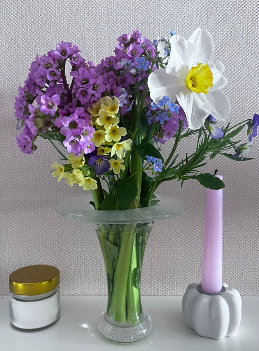 Такие букетики составляет моя дочь из ранних цветов 