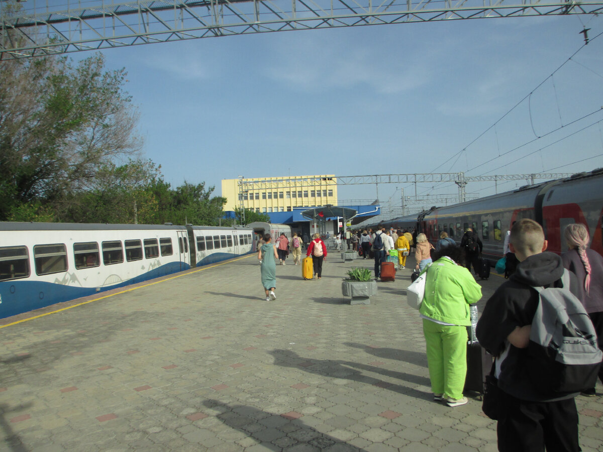 Вокзал: поезд встречает солнце