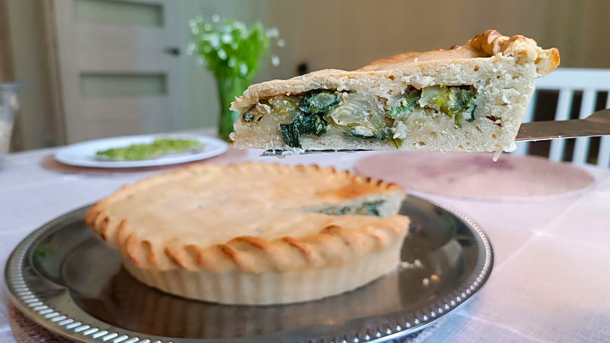 Пирог со снытью и крапивой на песочном тесте.