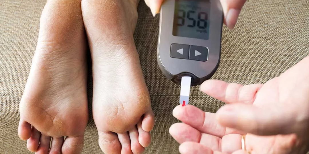 Почему при диабете страдают ноги – какие проблемы возможны и чем они опасны?