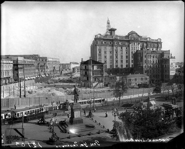 Дом Нирнзее (самый высокий на фото) в далеком прошлом.